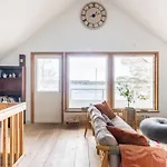 Beautiful Expansive House With Sea Views, Large Private Bedrooms Available In Shared House Apartamento