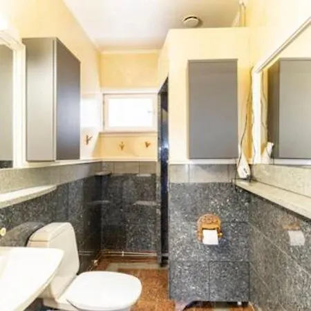 아파트 Beautiful Expansive House With Sea Views, Large Private Bedrooms Available In Shared House 바사
