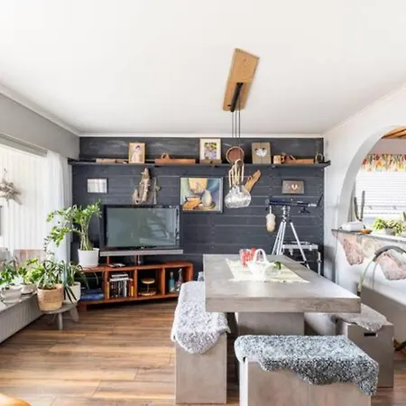 Beautiful Expansive House With Sea Views, Large Private Bedrooms Available In Shared House ヴァーサ