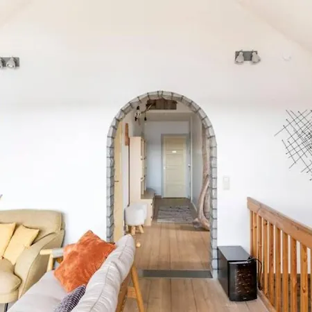 Beautiful Expansive House With Sea Views, Large Private Bedrooms Available In Shared House 아파트 바사