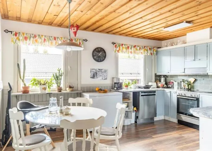 Beautiful Expansive House With Sea Views, Large Private Bedrooms Available In Shared House